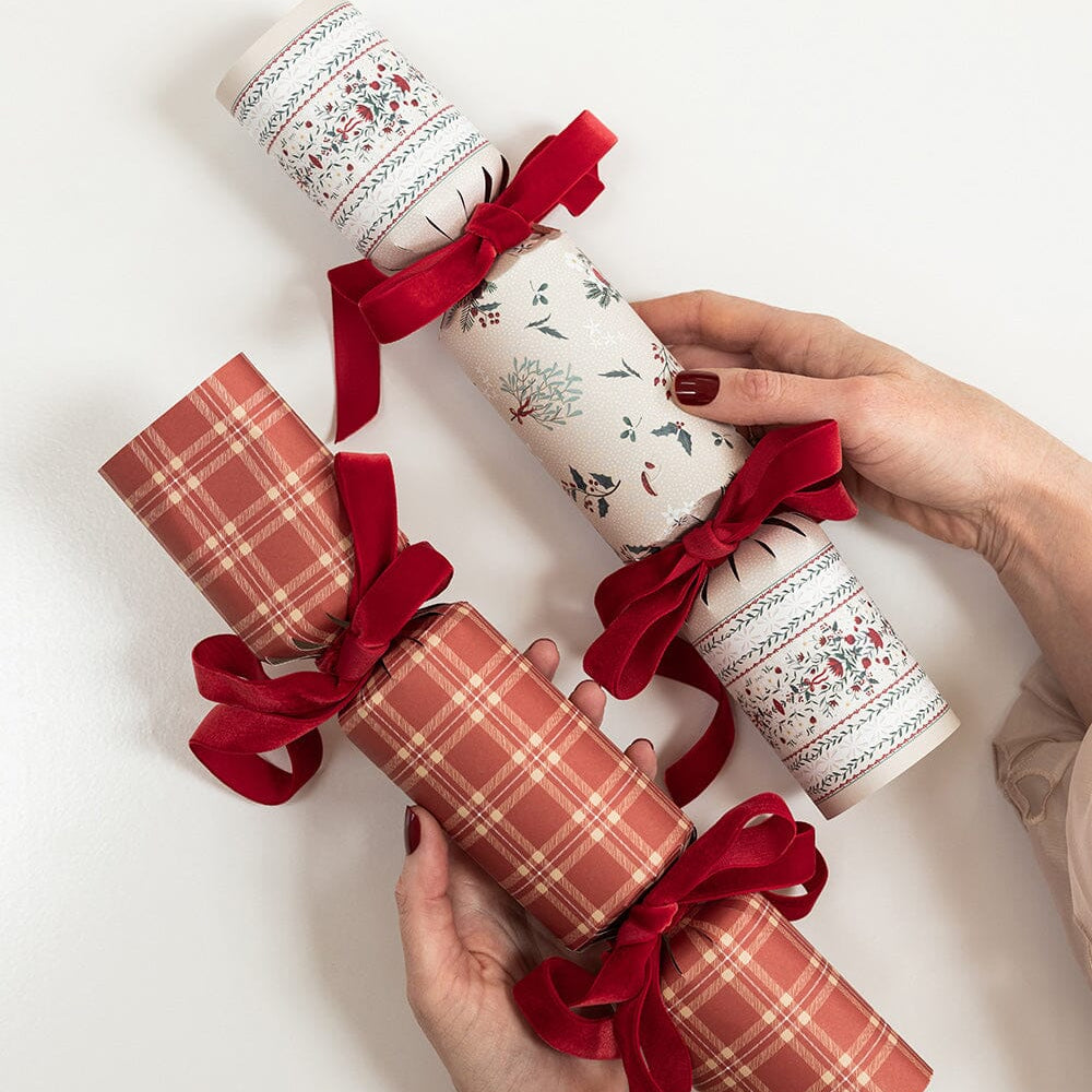 Heirloom Holly Christmas Cracker Kit