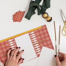 Heirloom Holly Christmas Cracker Kit