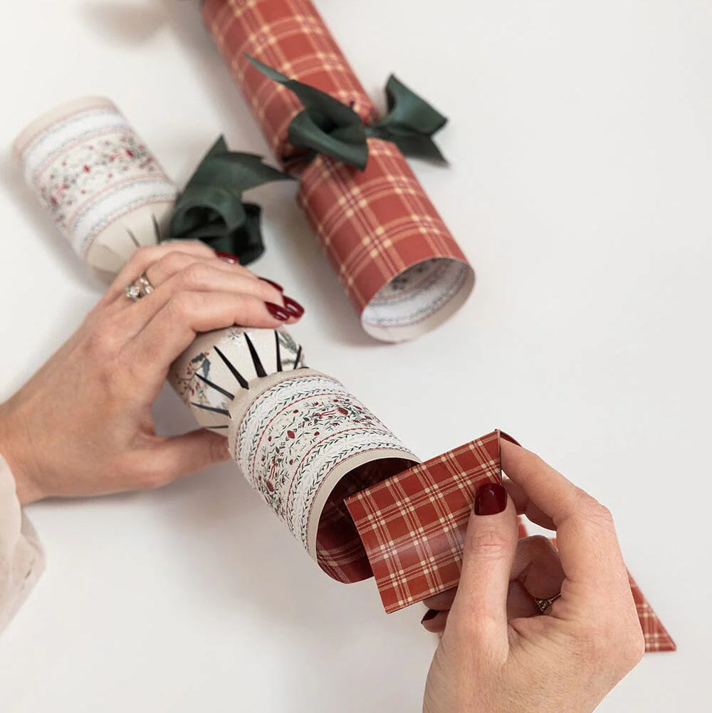 Heirloom Holly Christmas Cracker Kit