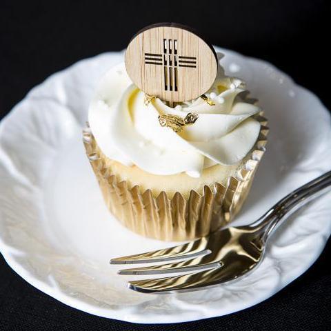 Mini cake pick with heart icon